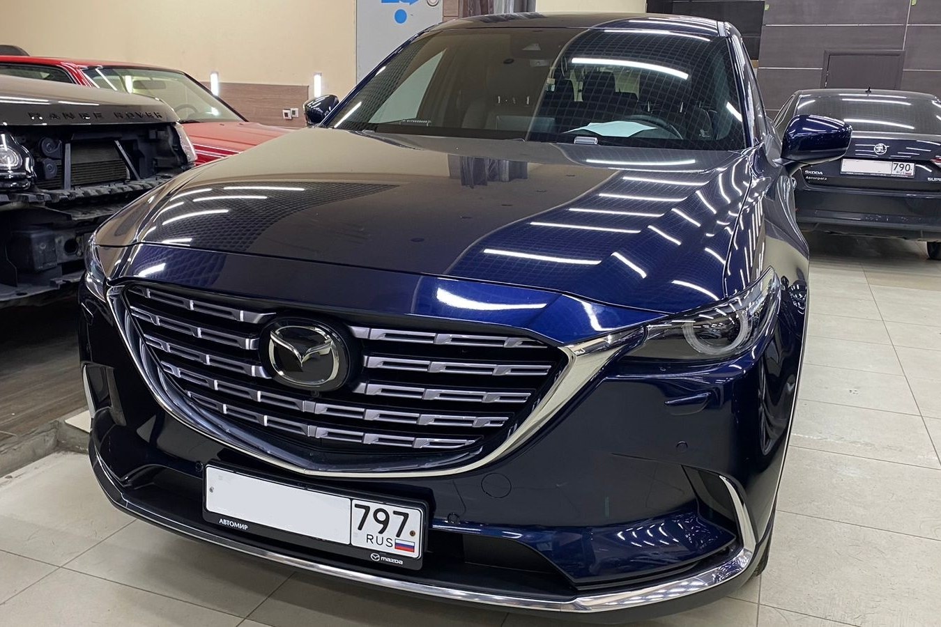 Mazda CX-9 в детейлинг-боксе после работ