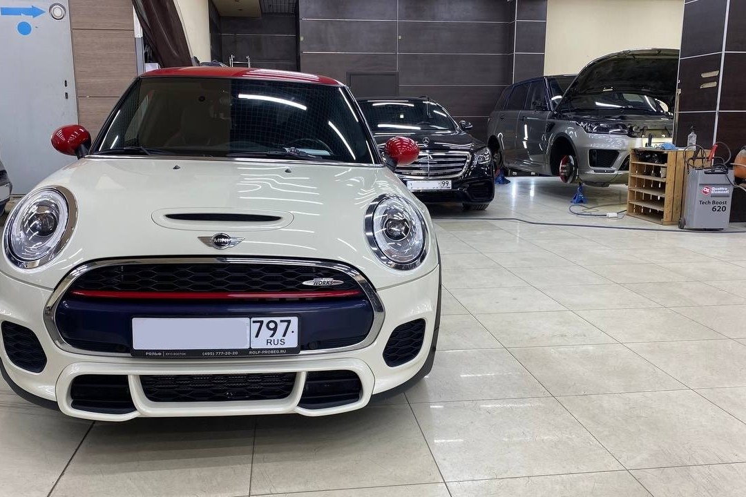 MINI John Cooper Works в детейлинг-боксе после работ