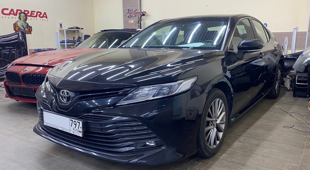 Toyota Camry в детейлинг-боксе после работ