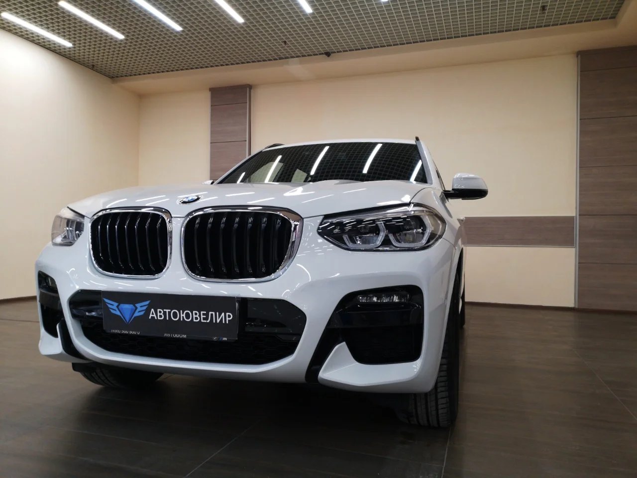 BMW в детейлинг-боксе после работ