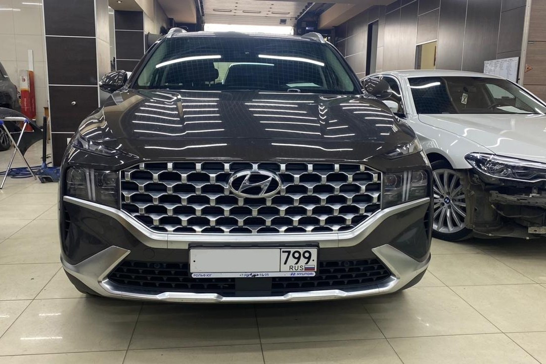 Hyundai Santa Fe в детейлинг-боксе после работ