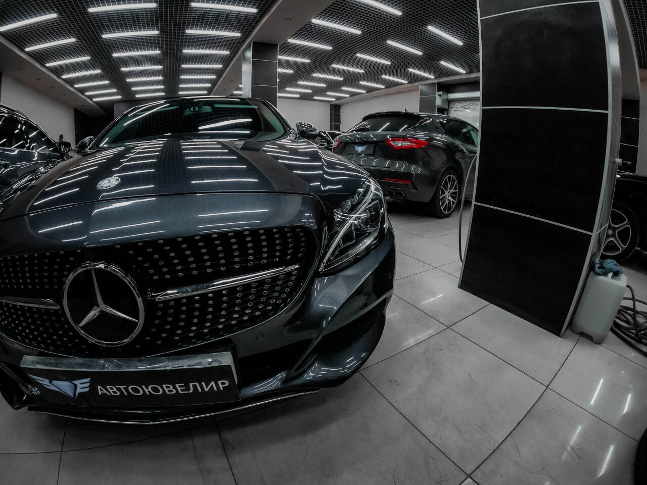Mercedes-Benz в детейлинг-боксе