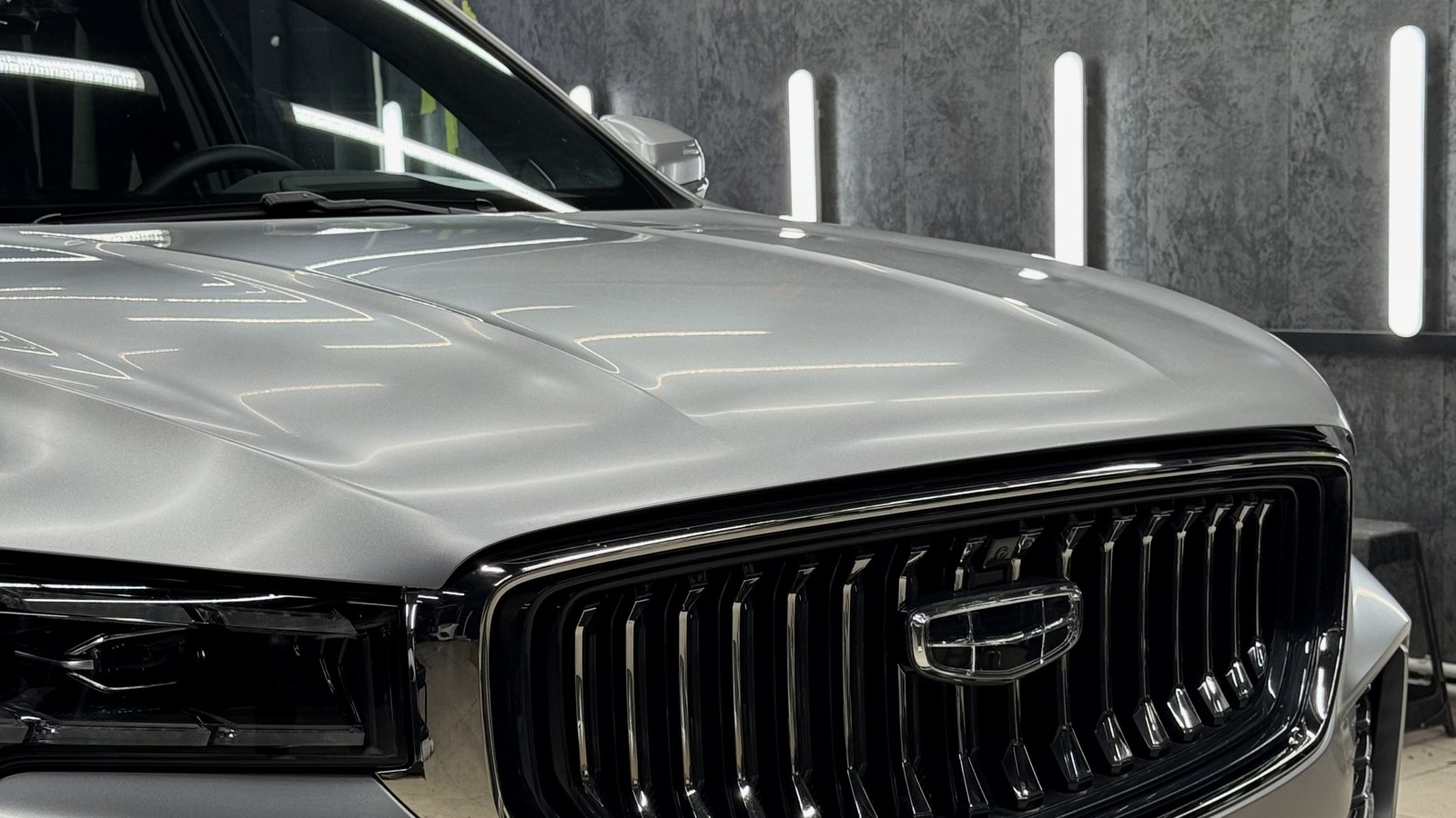 Geely Monjaro после оклейки матовой полиуретановой плёнкой: передняя часть кузова в боксе АвтоЮвелир