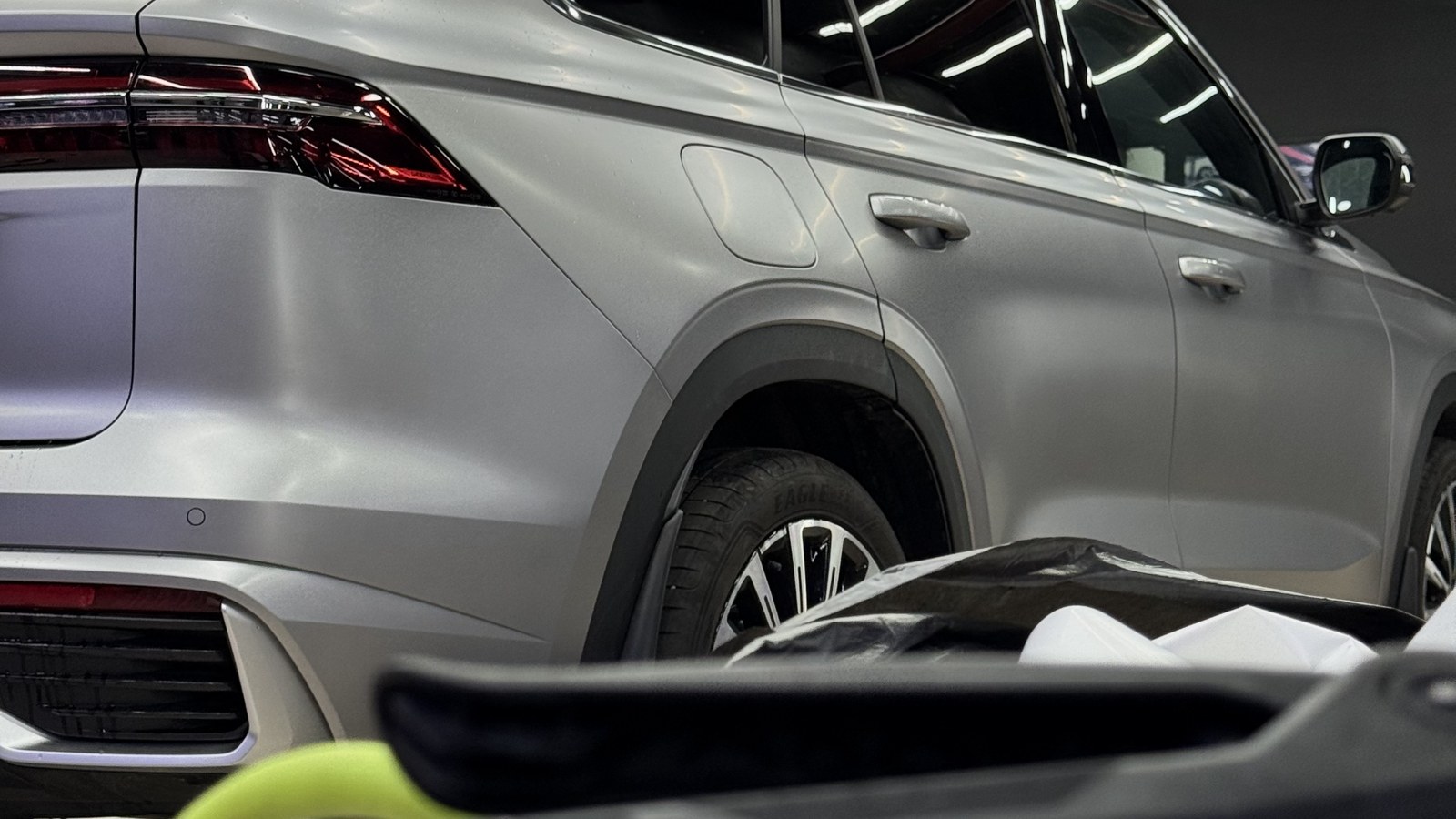 Оклейка заднего крыла и двери Geely Monjaro матовой плёнкой: инструмент и прикатка полотна в процессе работы