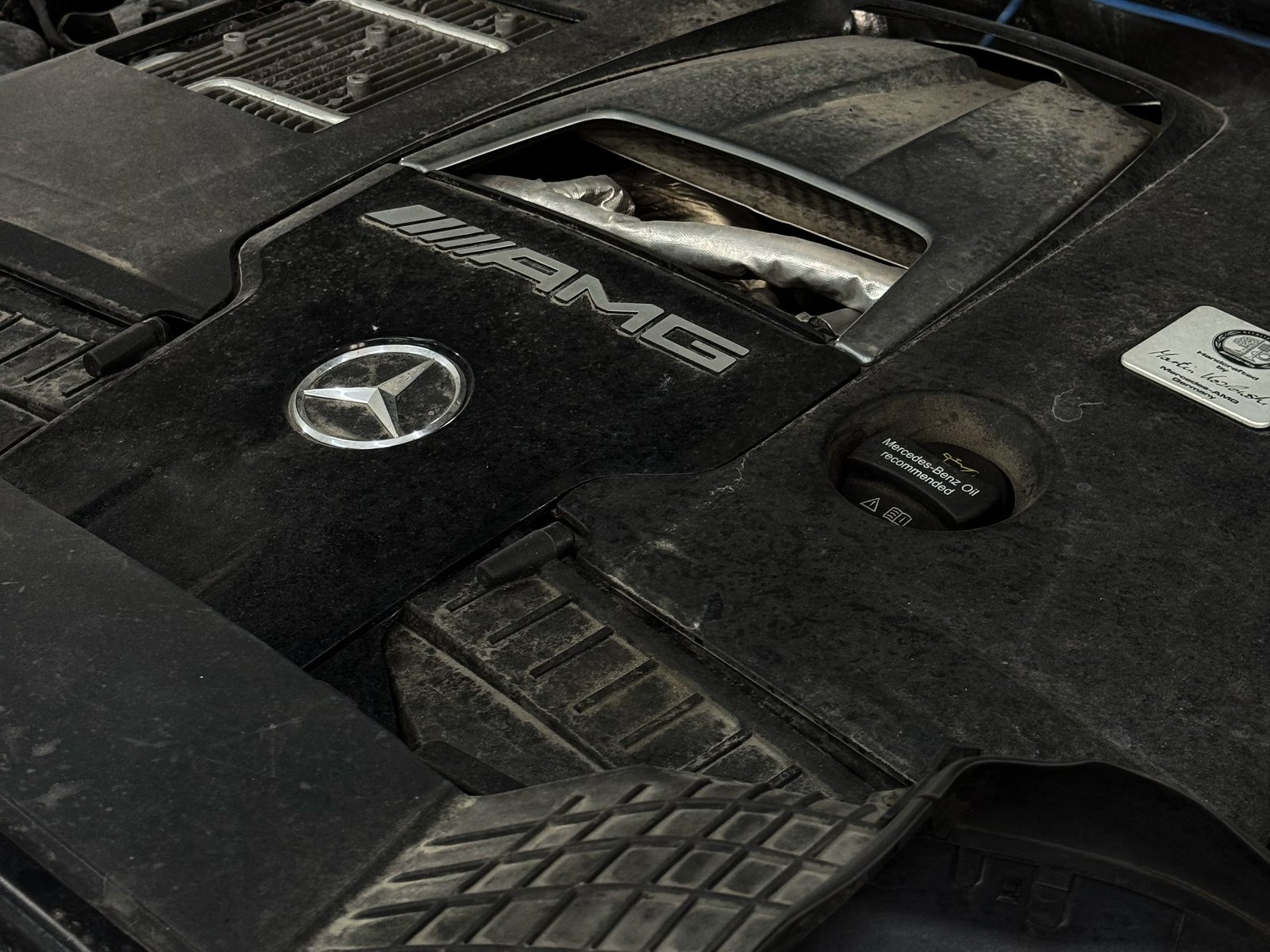 Моторный отсек Mercedes-AMG G-Class до мойки: слой пыли и налёта на крышке двигателя