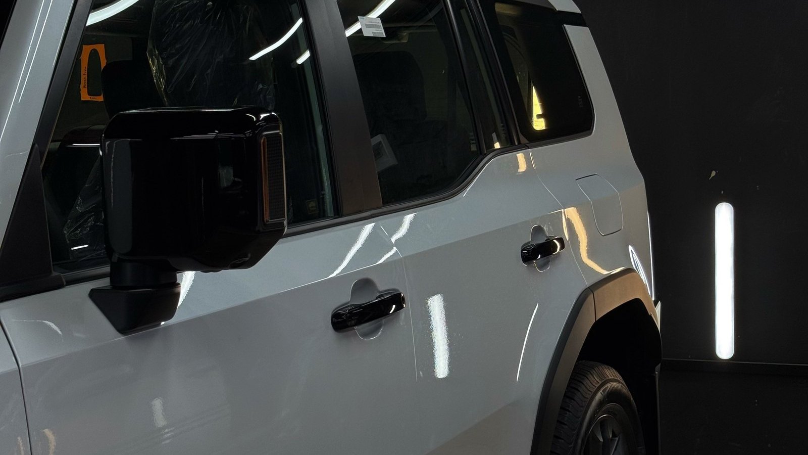 Кузов Toyota Land Cruiser Prado в процессе оклейки: детали сняты для доступа к кромкам