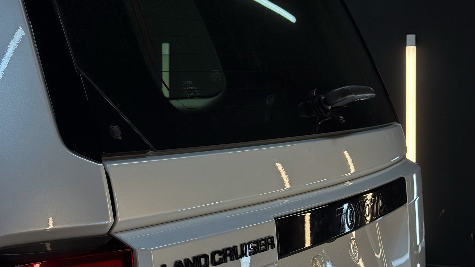 Задняя часть Toyota Land Cruiser Prado после оклейки: плёнка повторяет рельеф кузова