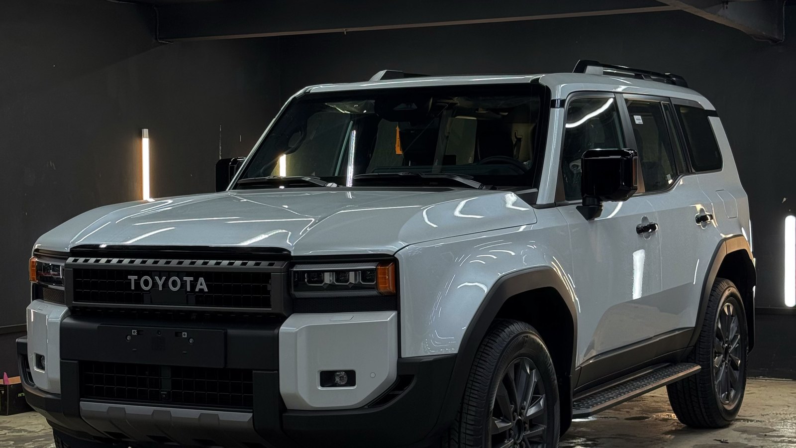 Toyota Land Cruiser Prado в боксе: кузов подготовлен к оклейке защитной плёнкой